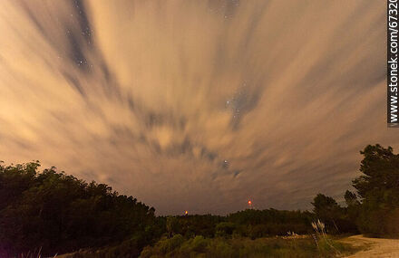 Nubes y estrallas desde el reloj solar - Departamento de Lavalleja - URUGUAY. Foto No. 67323