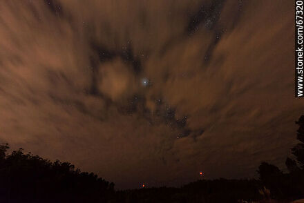 Nubes y estrallas desde el reloj solar - Departamento de Lavalleja - URUGUAY. Foto No. 67322
