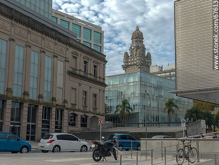 Teatro Solís, anexo a la Torre Ejecutiva y Palacio Salvo - Departamento de Montevideo - URUGUAY. Foto No. 67613