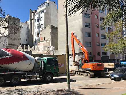 Hormigonera y retroexcavadora en el comienzo de una obra de construcción - Departamento de Montevideo - URUGUAY. Foto No. 67594