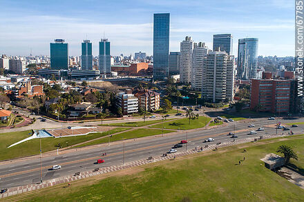 Vista aérea de las torres del barrio Buceo y la Rambla Armenia en 2020 - Departamento de Montevideo - URUGUAY. Foto No. 67785
