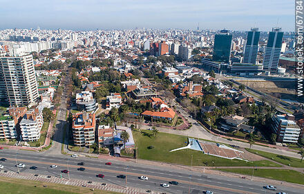 Vista aérea de la rambla y plaza Armenia, calles Antonio Costa e Iturriaga - Departamento de Montevideo - URUGUAY. Foto No. 67784