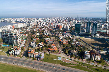 Vista aérea de la rambla y plaza Armenia, calles Antonio Costa e Iturriaga - Departamento de Montevideo - URUGUAY. Foto No. 67779