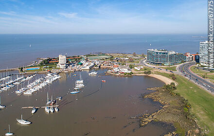 Vista aérea del Puerto del Buceo y complejo edilicio Forum - Departamento de Montevideo - URUGUAY. Foto No. 67775