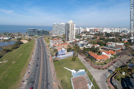 Vista aérea de la plaza y rambla Armenia, Torres del Puerto, Edificios Panamericano y Forum - Departamento de Montevideo - URUGUAY. Foto No. 67770