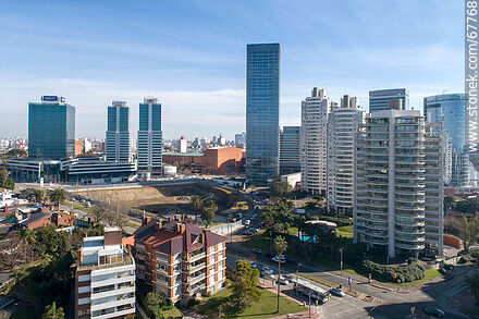 Vista aérea de las torres del barrio Buceo y la Rambla Armenia en 2020 - Departamento de Montevideo - URUGUAY. Foto No. 67768