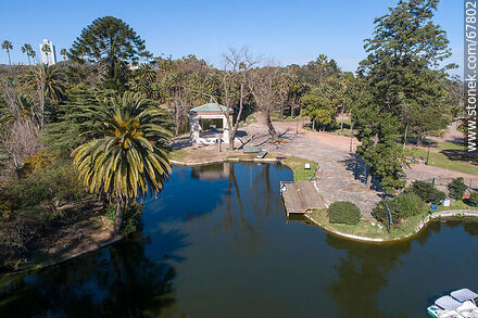 Imagen aérea del lago y entorno del Parque Rodó. Pabellón de la música - Departamento de Montevideo - URUGUAY. Foto No. 67802
