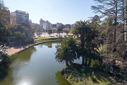 Imagen aérea del lago y entorno del Parque Rodó - Departamento de Montevideo - URUGUAY. Foto No. 67803