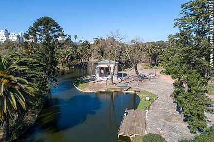 Imagen aérea del lago y entorno del Parque Rodó. Pabellón de la música - Departamento de Montevideo - URUGUAY. Foto No. 67804