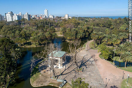 Imagen aérea del lago y entorno del Parque Rodó. Pabellón de la música - Departamento de Montevideo - URUGUAY. Foto No. 67807