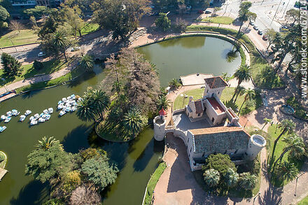 Imagen aérea del lago y entorno del Parque Rodó - Departamento de Montevideo - URUGUAY. Foto No. 67814