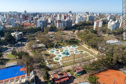 Vista aérea del área de juegos infantiles y el entorno de la ciudad.  Bulevar Artigas - Departamento de Montevideo - URUGUAY. Foto No. 67823