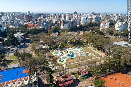 Vista aérea del área de juegos infantiles y el entorno de la ciudad.  Bulevar Artigas - Departamento de Montevideo - URUGUAY. Foto No. 67824