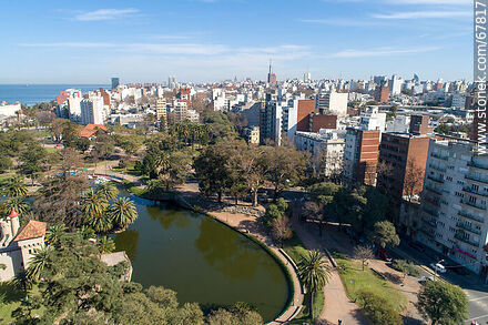 Imagen aérea del lago y entorno del Parque Rodó. Calle Gonzalo Ramírez - Departamento de Montevideo - URUGUAY. Foto No. 67817