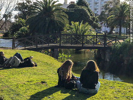 Disfrutando el sol de invierno - Departamento de Montevideo - URUGUAY. Foto No. 67855