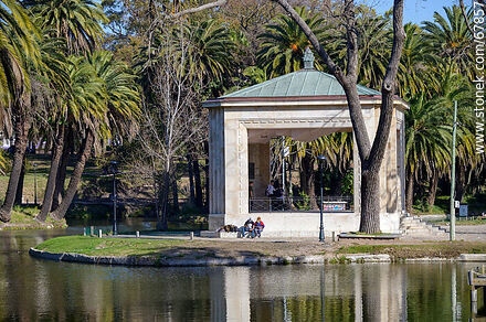 Pabellón de la música frente al lago - Departamento de Montevideo - URUGUAY. Foto No. 67857