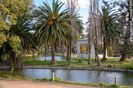 Lago del parque y sus islas. Pabellón de la Música - Departamento de Montevideo - URUGUAY. Foto No. 67900