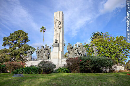 Monumento al escritor uruguayo José Enrique Rodó - Departamento de Montevideo - URUGUAY. Foto No. 67911