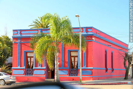 Casa pintada de rojo y añil - Departamento de Maldonado - URUGUAY. Foto No. 67987