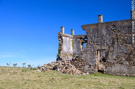 House in ruins - Department of Maldonado - URUGUAY. Photo #68035