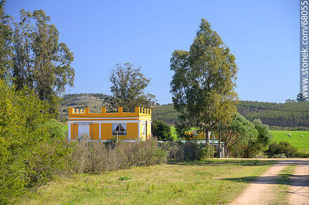 Pintoresca casa pintada de amarillo - Departamento de Maldonado - URUGUAY. Foto No. 68055