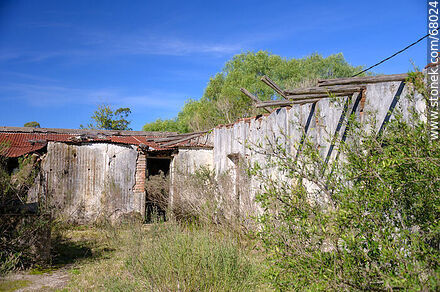Abandoned house - Department of Maldonado - URUGUAY. Photo #68024