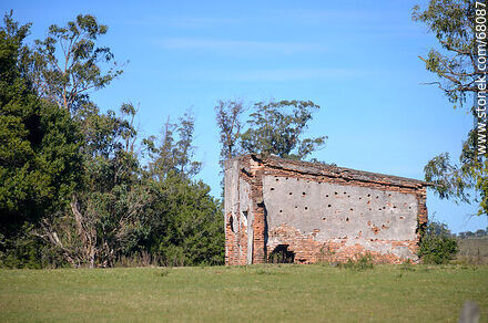 Abandoned house - Department of Maldonado - URUGUAY. Photo #68087