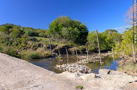 Crossing a stream - Department of Maldonado - URUGUAY. Photo #68004