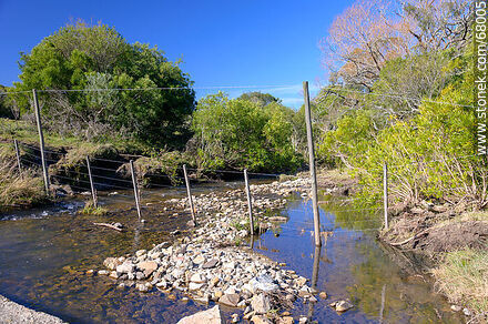 Crossing a stream - Department of Maldonado - URUGUAY. Photo #68005