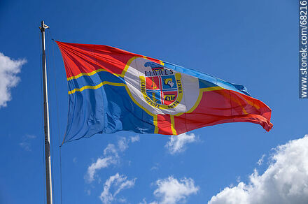Bandera del departamento de Flores flameando - Departamento de Flores - URUGUAY. Foto No. 68216