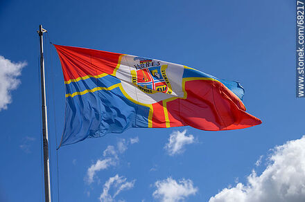 Bandera del departamento de Flores flameando - Departamento de Flores - URUGUAY. Foto No. 68217