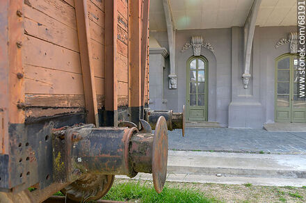Antigua estación de ferrocarril devenida en museo. Antiguo vagón de carga de madera - Departamento de Flores - URUGUAY. Foto No. 68191