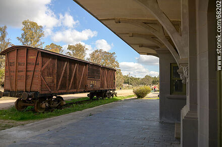 Antigua estación de ferrocarril devenida en museo. Vagón de carga - Departamento de Flores - URUGUAY. Foto No. 68202