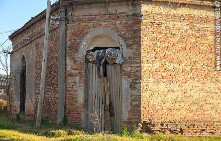 Antigua casa medio abandonada - Departamento de Flores - URUGUAY. Foto No. 68147