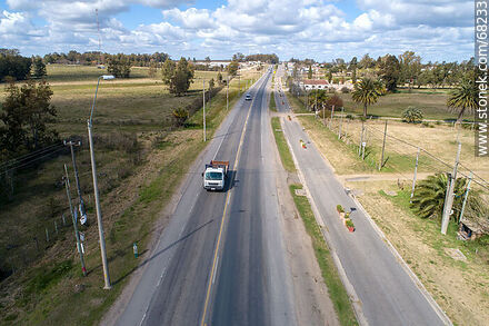 Vista aérea de ruta 3 a la entrada de Trinidad - Departamento de Flores - URUGUAY. Foto No. 68233