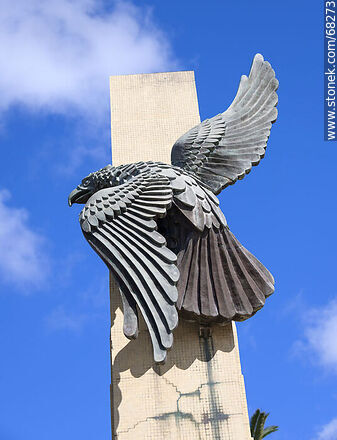 Águila en homenaje a Detomasi - Departamento de San José - URUGUAY. Foto No. 68273