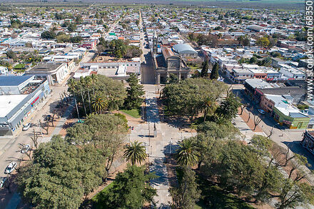 Vista aérea de la plaza de Santa Lucía y sus alrededores - Departamento de Canelones - URUGUAY. Foto No. 68350