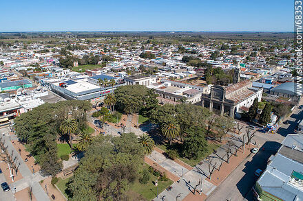 Vista aérea de la plaza de Santa Lucía y sus alrededores - Departamento de Canelones - URUGUAY. Foto No. 68353