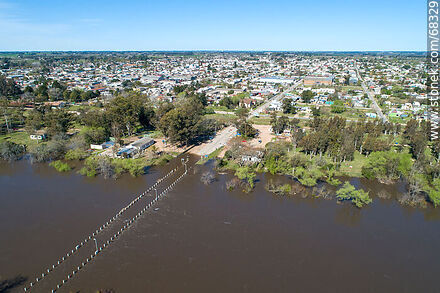 Vista aérea del río Santa Lucía desbordado cubriendo la Ruta 11 vieja - Departamento de Canelones - URUGUAY. Foto No. 68329