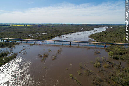 Vista aérea de la ruta 11 sobre el río Santa Lucía crecido - Departamento de Canelones - URUGUAY. Foto No. 68338