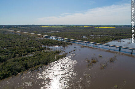 Vista aérea de la ruta 11 sobre el río Santa Lucía crecido - Departamento de Canelones - URUGUAY. Foto No. 68339