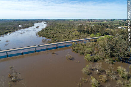 Vista aérea de la ruta 11 sobre el río Santa Lucía crecido - Departamento de Canelones - URUGUAY. Foto No. 68341