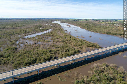 Vista aérea de la ruta 11 sobre el río Santa Lucía crecido - Departamento de Canelones - URUGUAY. Foto No. 68342