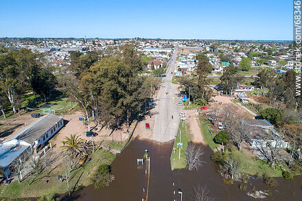 Vista aérea del río Santa Lucía desbordado cubriendo la Ruta 11 vieja - Departamento de Canelones - URUGUAY. Foto No. 68346