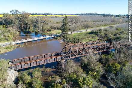 Vista aérea de los puentes ferroviario y carretero (ruta 78) sobre el arroyo de La Virgen, límite departamental de Florida y San José - Departamento de San José - URUGUAY. Foto No. 68361