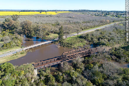 Vista aérea de los puentes ferroviario y carretero (ruta 78) sobre el arroyo de La Virgen, límite departamental de Florida y San José - Departamento de San José - URUGUAY. Foto No. 68360