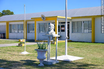 Escuela de Aguas Corrientes - Departamento de Canelones - URUGUAY. Foto No. 68398