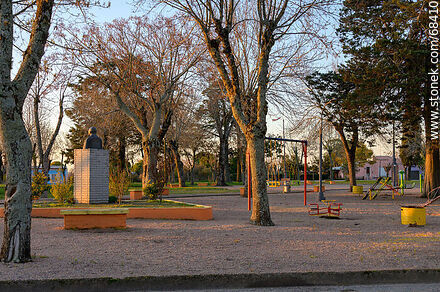 Plaza de Ituzaingó al atardecer - Departamento de San José - URUGUAY. Foto No. 68410