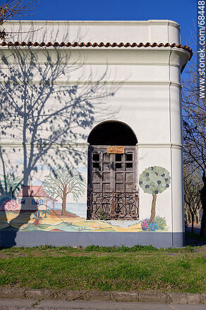Murales pintados en las paredes frente al liceo - Departamento de Florida - URUGUAY. Foto No. 68448