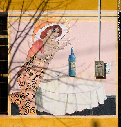 Mural of a woman with a glass and a bottle - Department of Florida - URUGUAY. Photo #68466